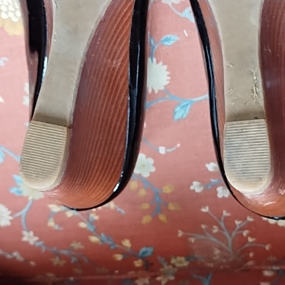 COPY - Tory Burch Black Patent Leather Open Toe T Logo Wedges (7) - Picture 7 of 11